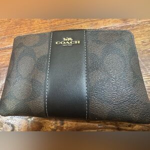 New Coach Brown and Black Wristlet. Missing strap and broken zipper